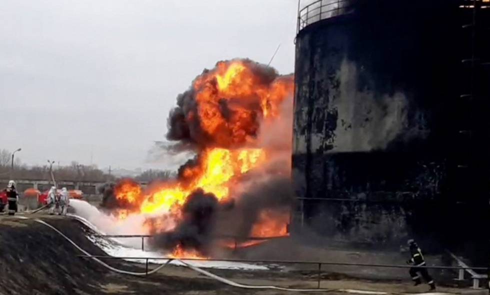 Bombardea Ucrania depósito de gasolina en Rusia