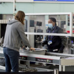 Uso de cubrebocas no será obligatorio en aeropuertos y vuelos de la Unión Europea