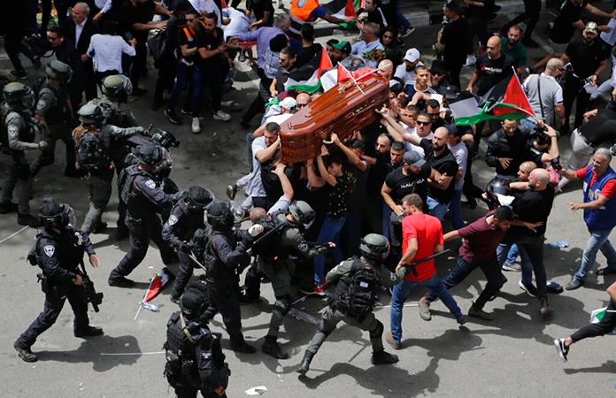 Funeral de la periodista Shireen Abu termina en cargas por parte de la policía a asistentes
