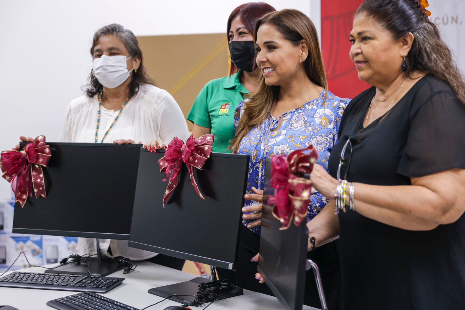 Mara Lezama entrega computadoras para escuelas de educación básica