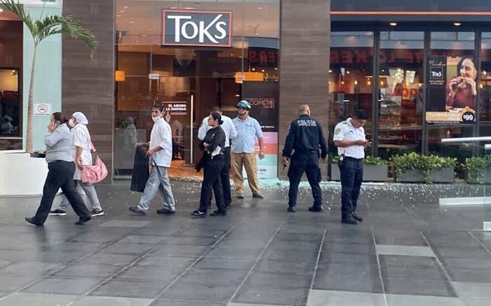Registran explosión en el interior del restaurante Toks