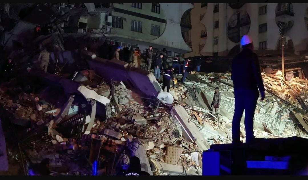 Terremoto en Turquía: Mueren más de 2,500 personas y cientos están atrapadas en escombros