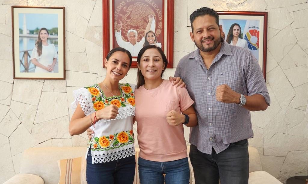 Yesenia “Niña” Gómez visita el Palacio Municipal previo a su pelea del 18 de agosto