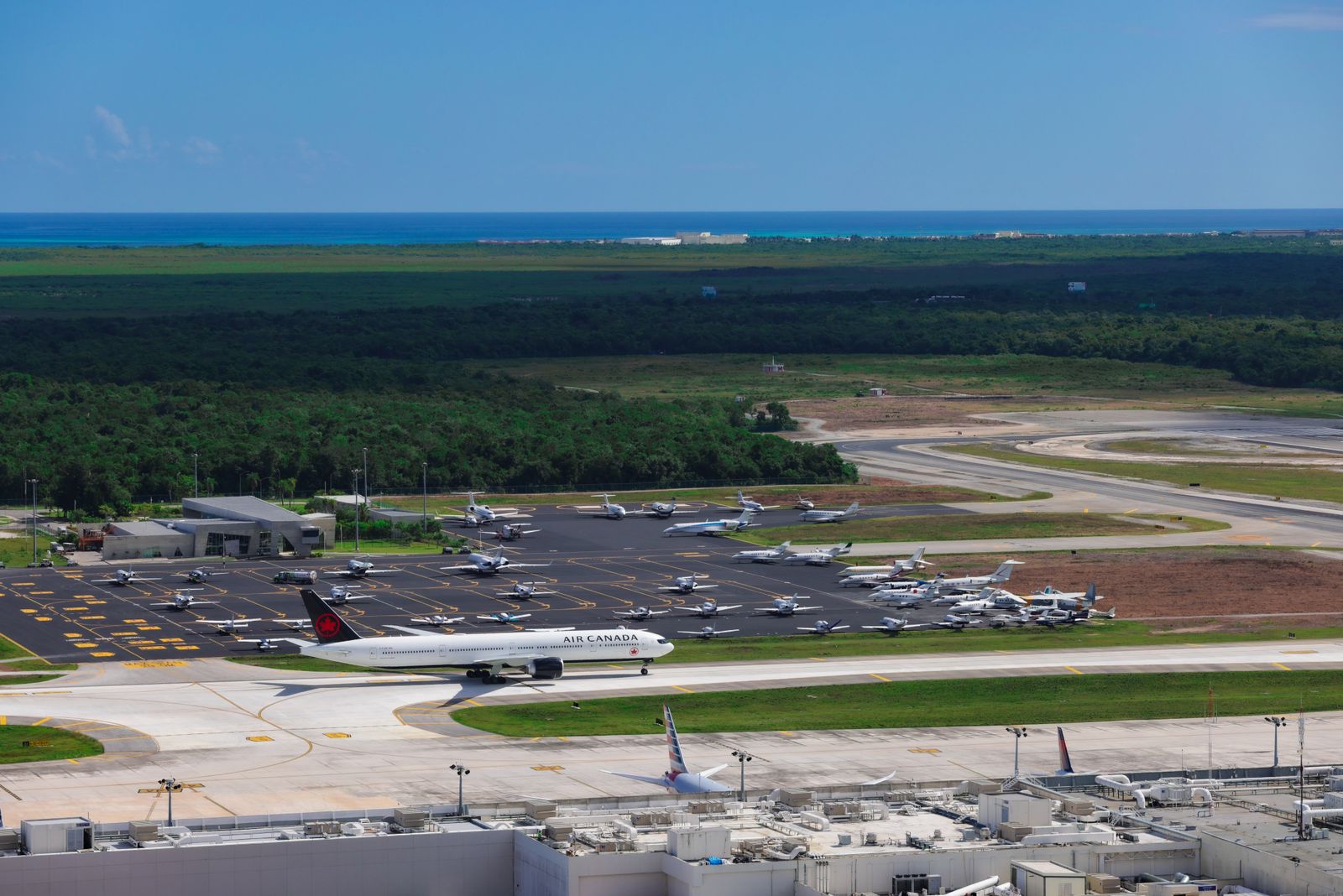 Quintana Roo contará con nuevas rutas y frecuencias aéreas para el invierno desde Canadá y Estados Unidos: SEDETUR