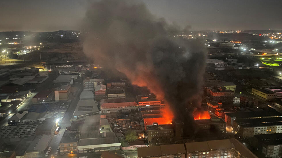 Más de 70 muertos en incendio en un edificio de Johannesburgo