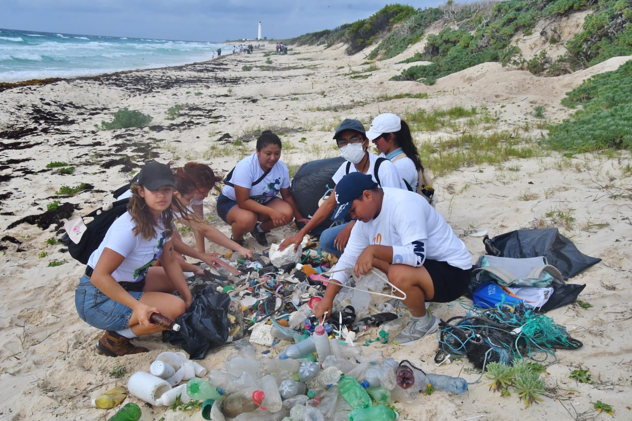 Participa en la Limpieza Internacional de Playas en Cozumel