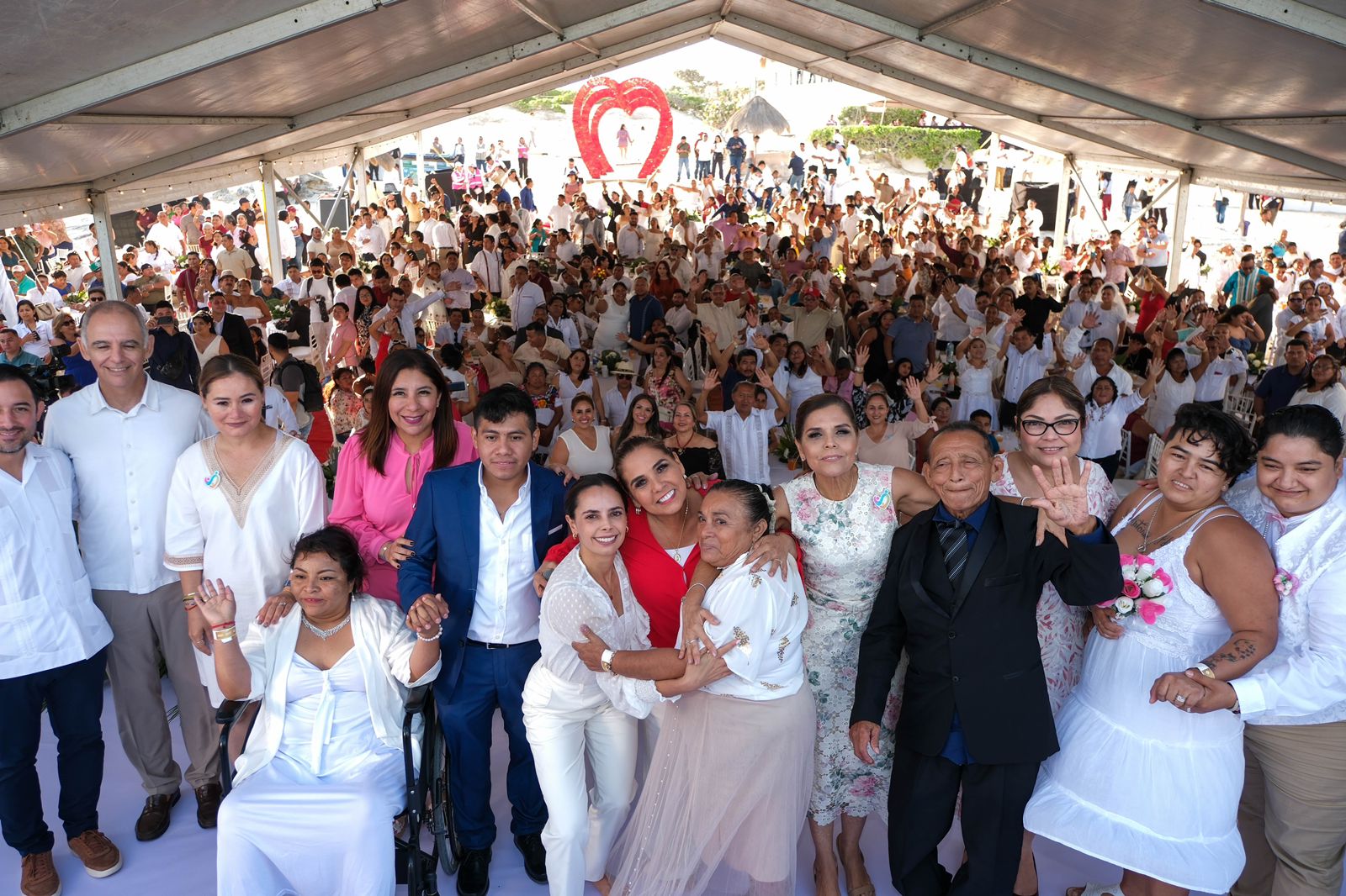 Unen sus vidas 350 parejas en Cancún, con bodas colectivas