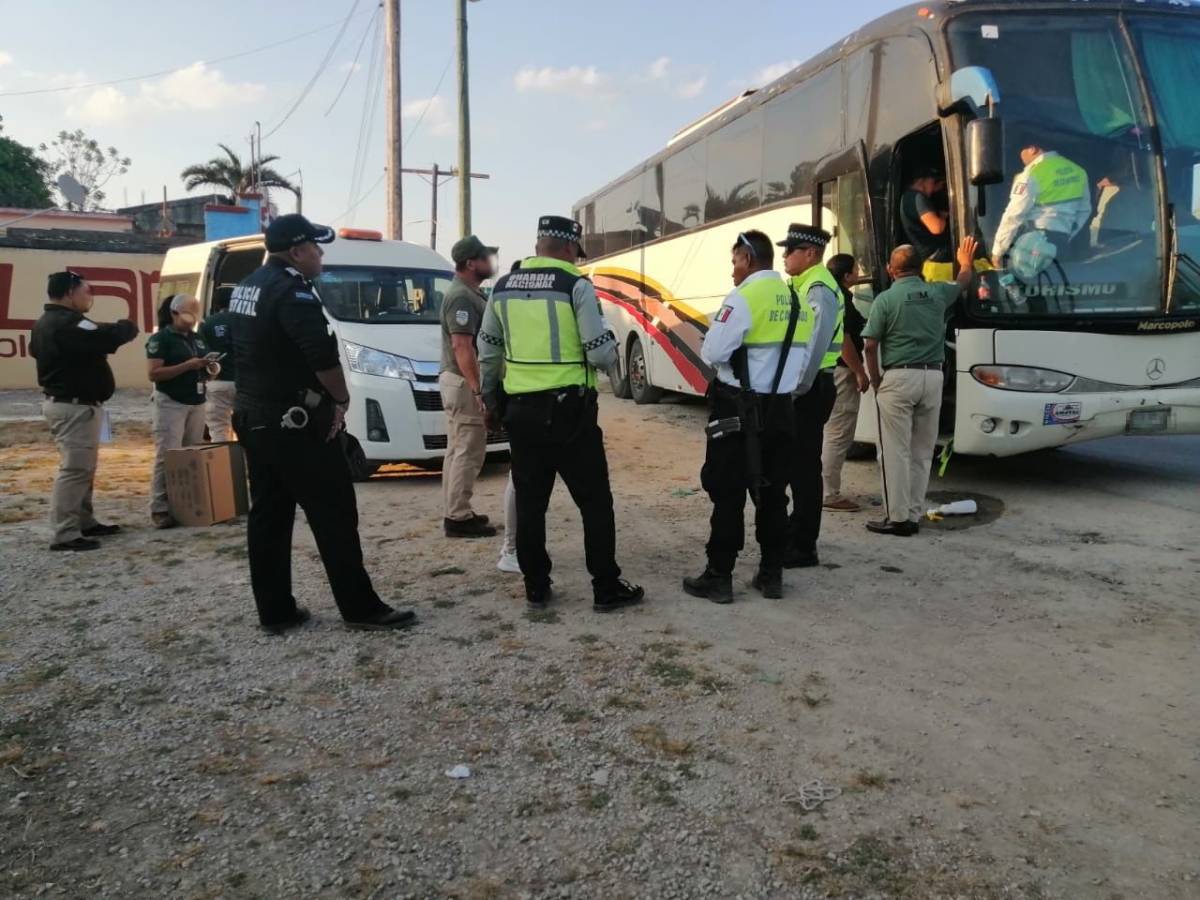 Localizan a 67 migrantes abandonados en autobus en Bacalar