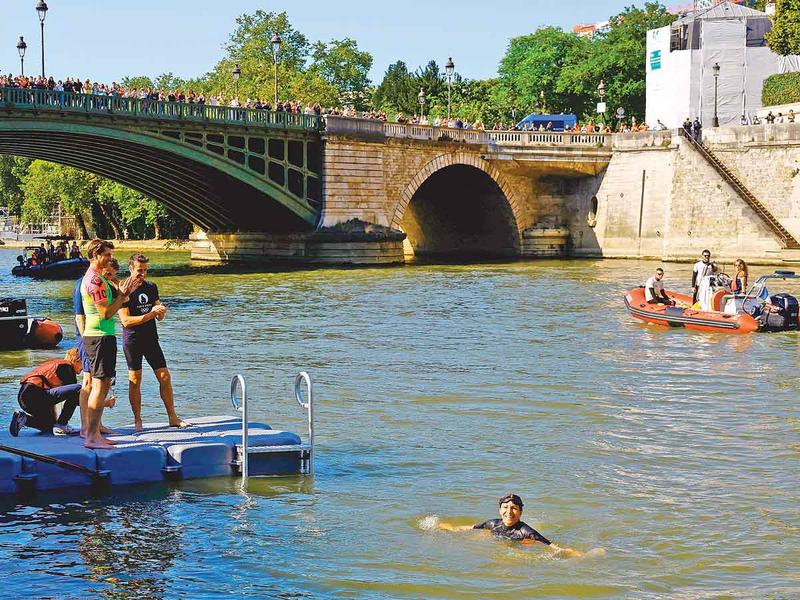 Alcaldesa de París nada en el Río Sena antes de los Juegos Olímpicos