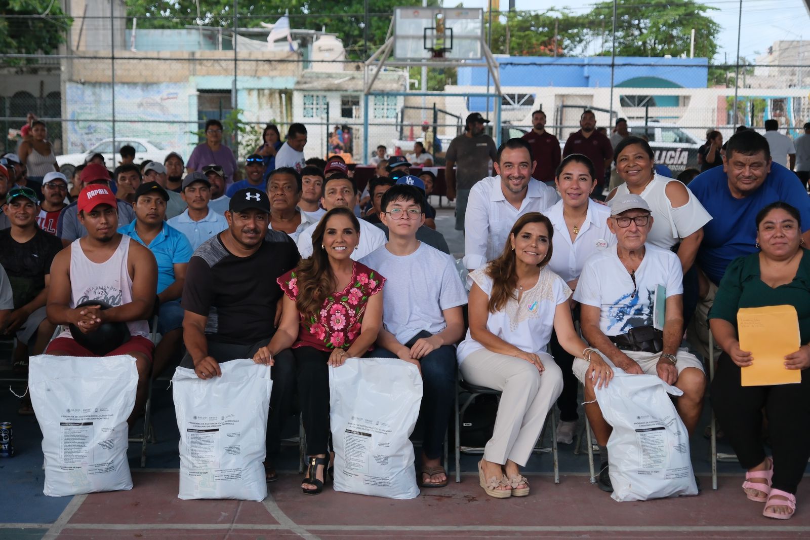 Entregan apoyos alimentarios para el bienestar de las familias del sector pesquero de Cancún